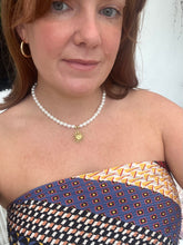 Load image into Gallery viewer, Sun Pendant Pearly Necklace
